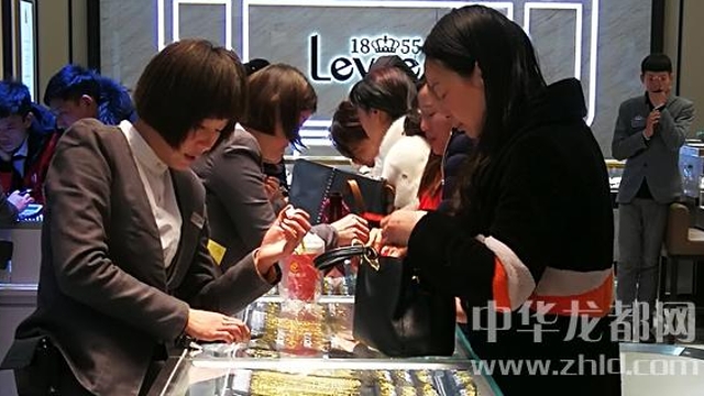 臨近春節(jié)，周口消費(fèi)市場(chǎng)紅似火