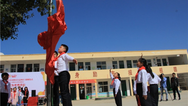 周口留守兒童的國慶節(jié)：敬隊禮、升國旗