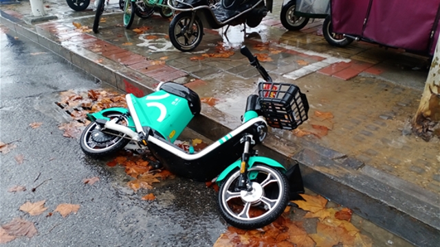 請(qǐng)把車子放好吧！